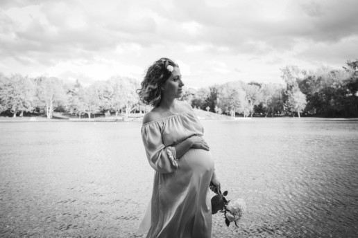 Montreal maternity photographer captures a woman by the lake