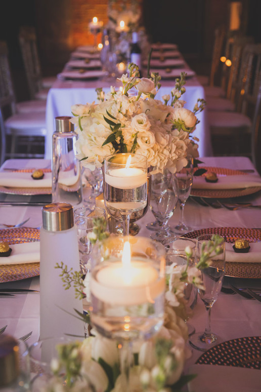 white flowers dress the tables for the perfect decor in montreal