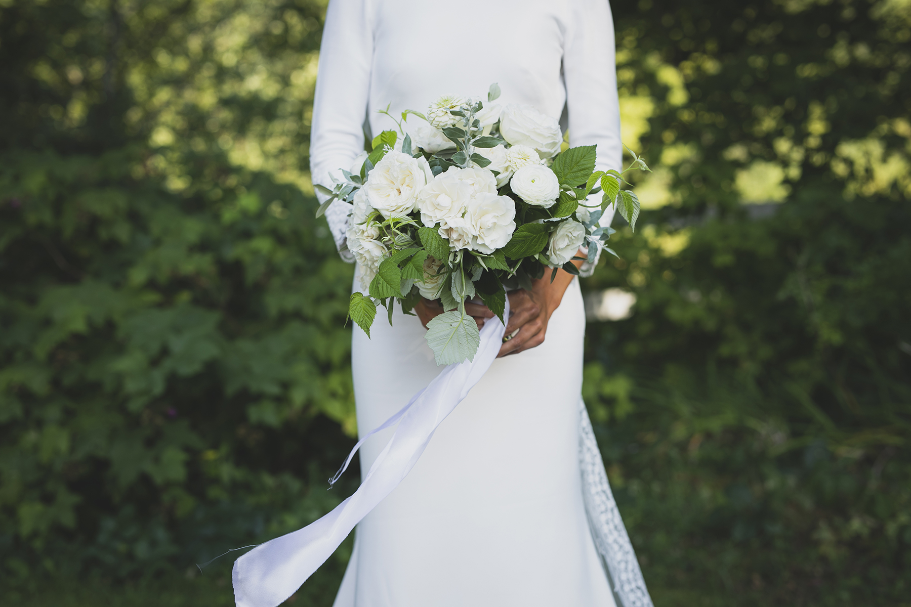 Montreal wedding photographer Studio Baron Photo with bride and bouquet